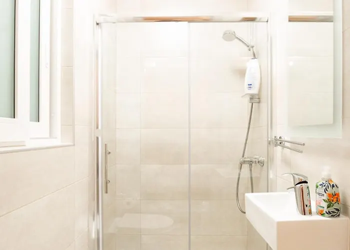 Brand New 2 Bed 2 Bath In By The Sea Слима