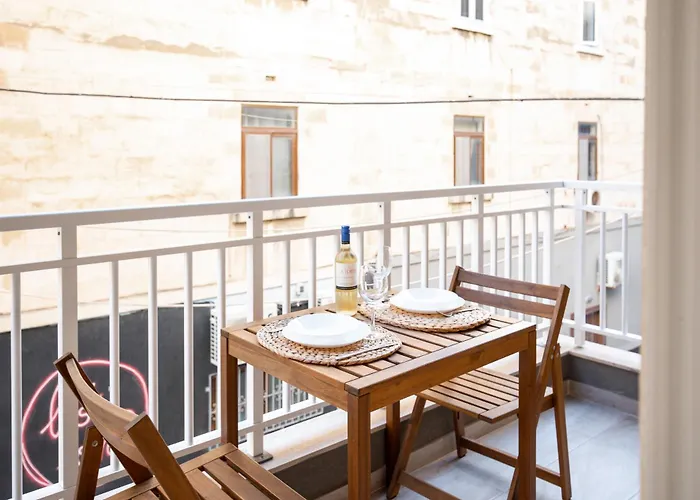 Brand New 2 Bed 2 Bath In By The Sea Слима