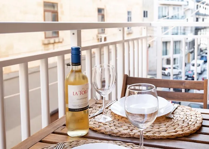 Brand New 2 Bed 2 Bath In By The Sea Слима