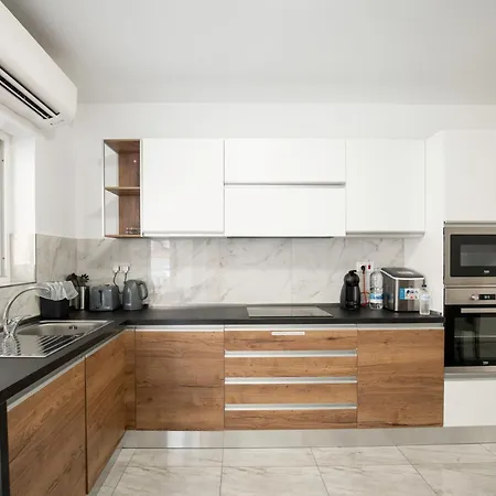 Brand New 2 Bed 2 Bath In By The Sea * سليمة