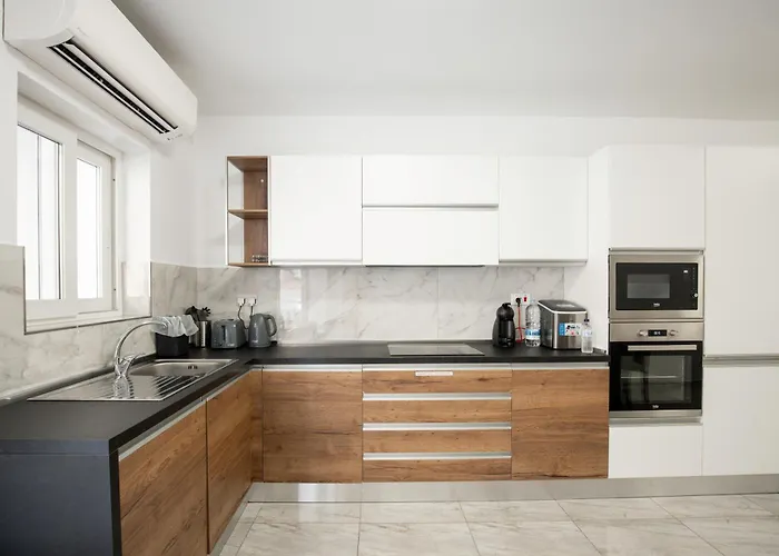 Brand New 2 Bed 2 Bath In By The Sea * スリーマ